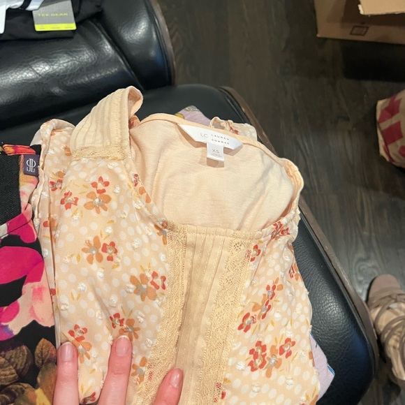 Tops - Picture 4 of 4